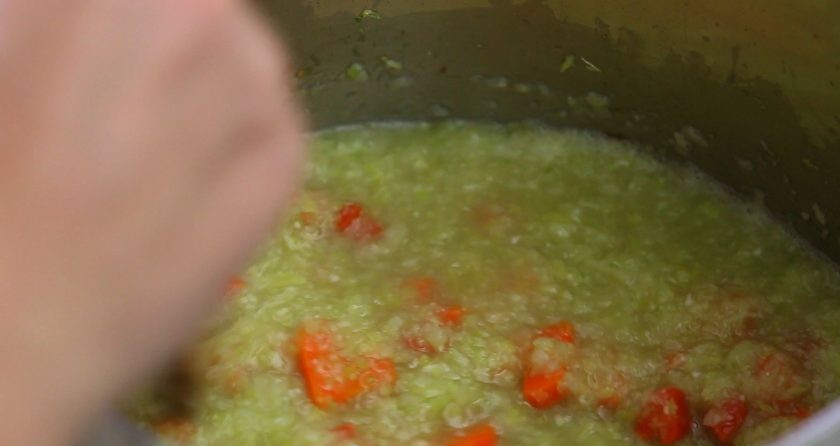 1. Этап. Куриный суп с лапшой по-итальянски: 7. Варите овощи 7 минут, иногда помешивая.