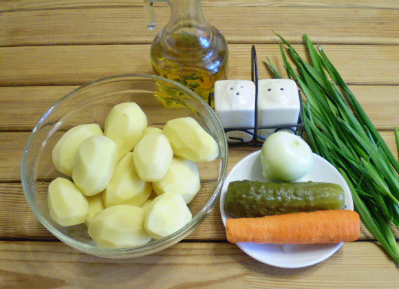 1. Этап. Картошка с солеными огурцами: 1. Все овощи вымыть и очистить. Если огурчики небольшие, возьмите 2 шт.