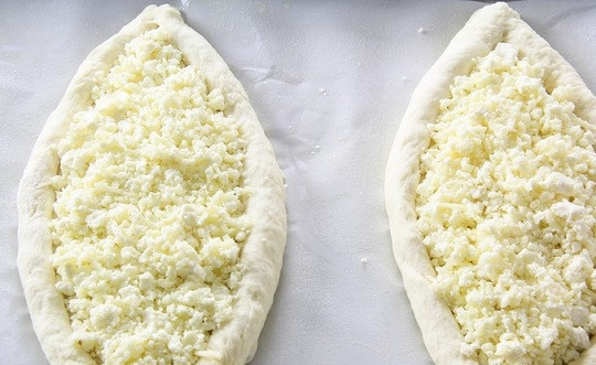 1. Этап. Хачапури по-грузински с сыром: 9. Наполните начинкой.