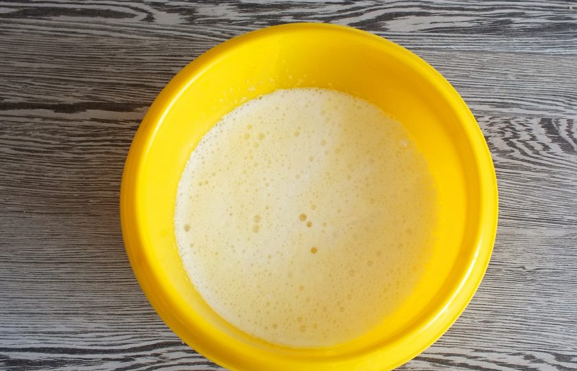 1. Этап. Вафли из гречневой муки: В яичную массу добавьте теплое молоко, растительное масло. Перемешайте.