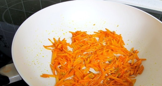 1. Этап. Салат с мясом краба: 4. Луковицы чистим и моем, нарезаем мелко кубиком, морковку чистим и моем, измельчаем на терке или нарезаем соломкой, грибы чистим и нарезаем пластинами. Обжариваем по отдельности лук, затем морковку и грибы. Готовые овощи перемешиваем в миске и выкладываем поверх яиц.