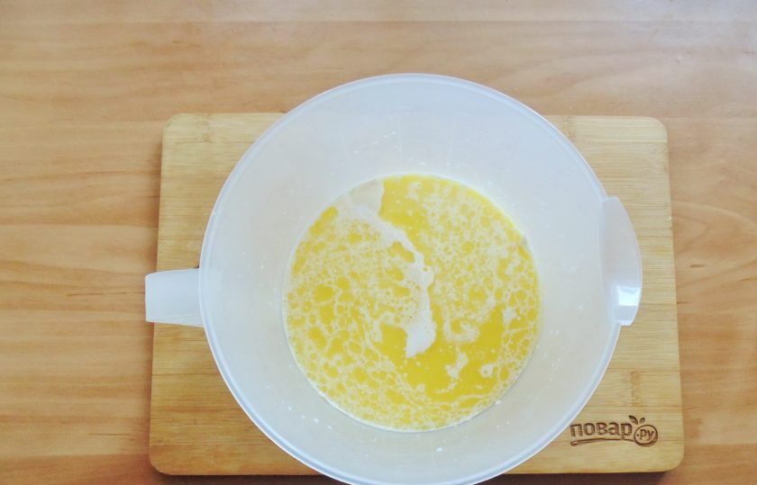 1. Этап. Дрожжевые рогалики с вишней: Добавьте тёплое молоко, растопленное и слегка охлаждённое масло и ложку сахара. Пусть дрожжи активируются.