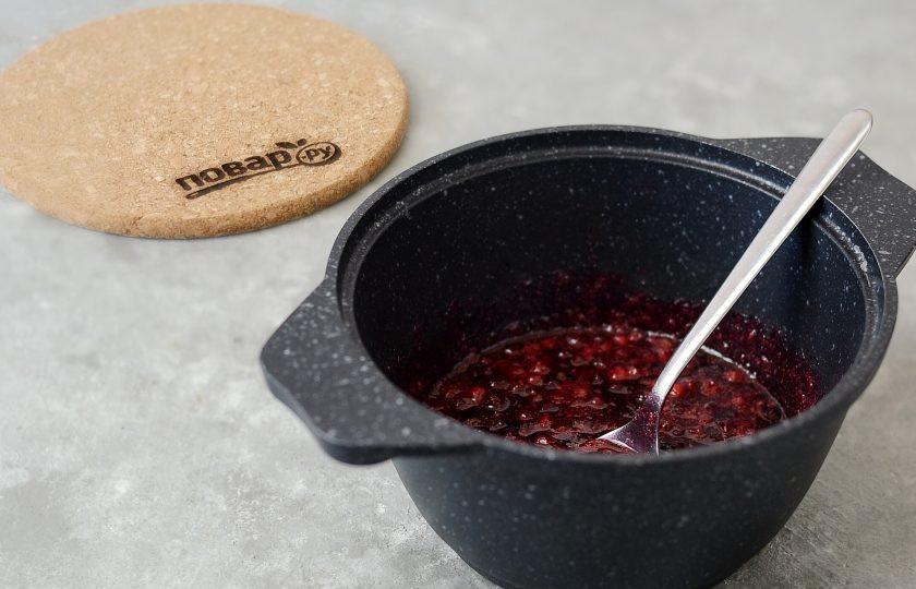 1. Этап. Варенье из красной смородины с яблоками: Поставьте смородину с сахаром на медленный огонь. Доведите до кипения.