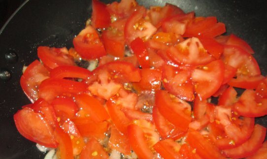 1. Этап. Баклажаны по-кубански: 3. Помидоры также нарезаем и отправляем на сковороду жарится до готовности. Готовьте их на слабом огне во избежание пригорания.