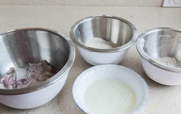 1. Этап. Кальмары фри: 3. Разделите панировку на 2 миски. В третью влейте молоко.