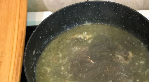 1. Этап. Рыба в сливочном соусе с цедрой: Смешайте воду и уксус. Полученную смесь влейте на сковороду где готовилась рыба. Перемешайте.