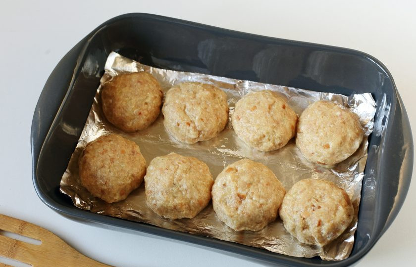 1. Этап. Мясные лукошки: Форму для запекания смажьте маслом (я еще предварительно застилаю ее фольгой) и выложите фарш в виде шариков, примерно одного размера.