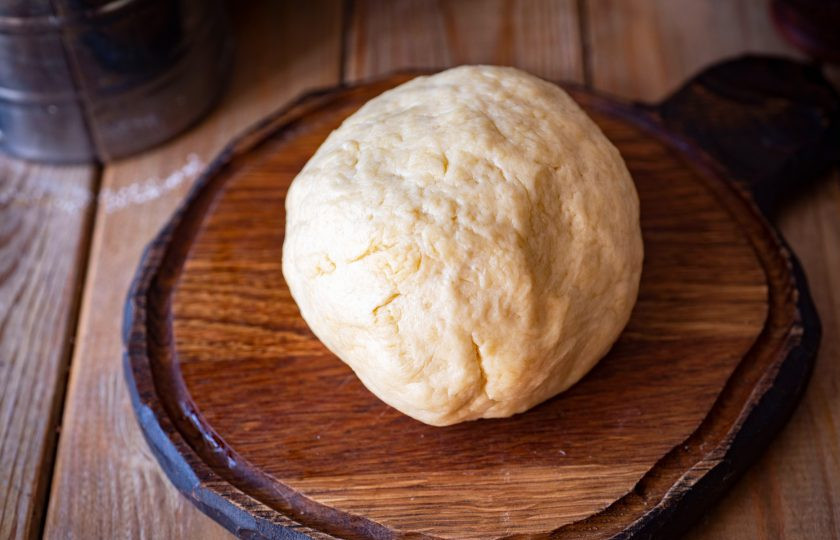 1. Этап. Рогалики с корицей: Замесите мягкое, не прилипающее к пальцам тесто. Готовое тесто округлите в шар, оберните в пищевую пленку и поместите на полку холодильника на 1 час.