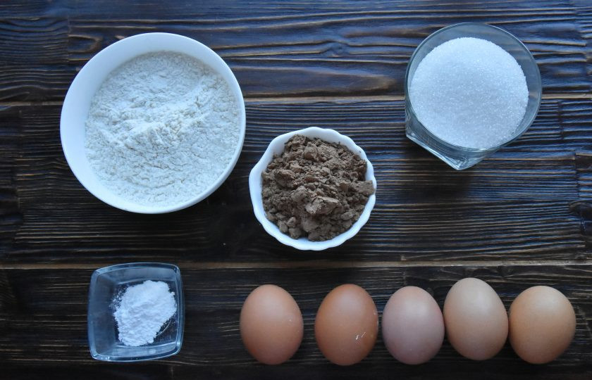 1. Этап. Торт Рождественское полено: Для приготовления бисквитного теста подготовьте продукты по списку. Заранее сварите сгущенное молоко для крема в течение 3-4 часов.