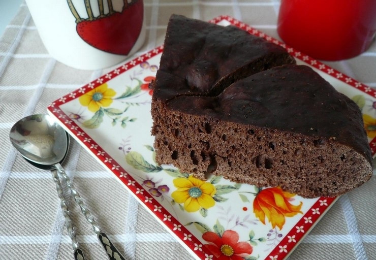 1. Этап. Легкий кекс: 3. Чашу мультиварки смазываем растительным маслом. Полученную шоколадную массу вливаем в чашу и разравниваем, выставляем режим «Выпечка». Готовим до звукового сигнал. Готовый кекс сразу не вынимаем, а оставляем на несколько минут, после этого достаем его и разрезаем.