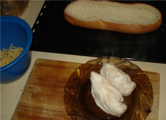 1. Этап. Фаршированный батон в духовке: 1. Первым делом вымойте филе, отправьте его в кастрюлю с водой. Отварите до готовности, затем остудите немного и нарежьте небольшими кубиками.