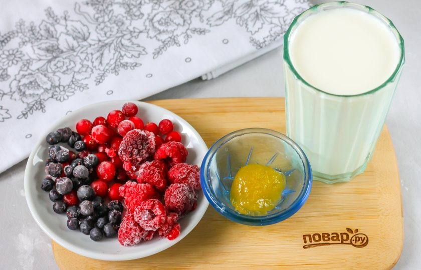 1. Этап. Смузи для иммунитета: Подготовьте указанные ингредиенты. В зимнее время можно использовать замороженные ягоды, дав им слегка разморозиться перед приготовлением напитка.