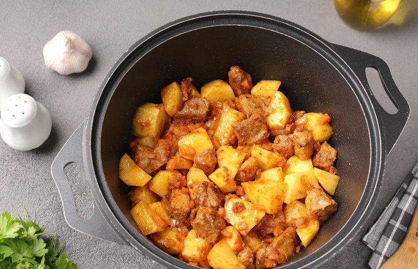 1. Этап. Картошка тушёная со свининой и фасолью: Добавьте картофель. Перемешайте.