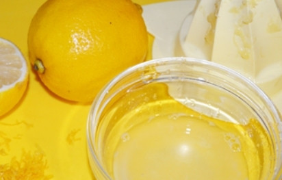 1. Этап. Кролик, тушенный в вине с овощами: Нам понадобится цедра лимона, снимаем ее с помощью мелкой терки. А затем выдавим из лимона сок .