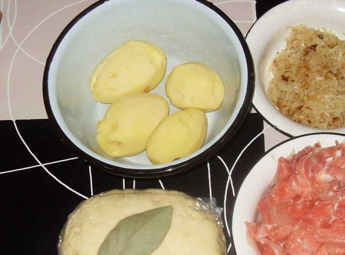 1. Этап. Расстегай с картошкой и мясом: Подготовьте все ингредиенты. Лук можете заранее порезать и обжарить в масле. Если мясо замороженное - разморозите. Тесто готовится просто: муку смешайте с разрыхлителем и просейте. Смешайте яйцо, сметану и соль. Добавьте маргарин и муку. Замесите мягкое тесто. Заверните его в пленку и уберите в холодильник на 1 час или, если вы торопитесь, в морозильник - на 20 минут.