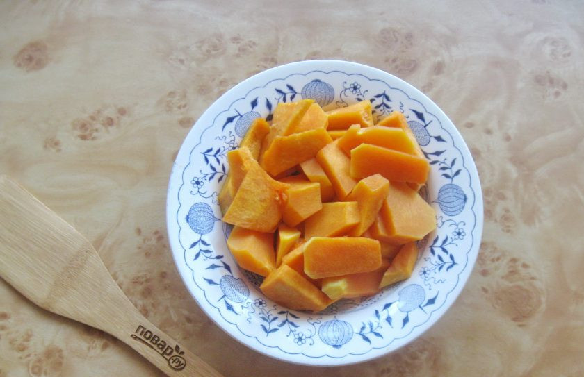 1. Этап. Запеканка с тыквой и творогом: Тыкву очистите, помойте, нарежьте и запеките в духовке или микроволновке.