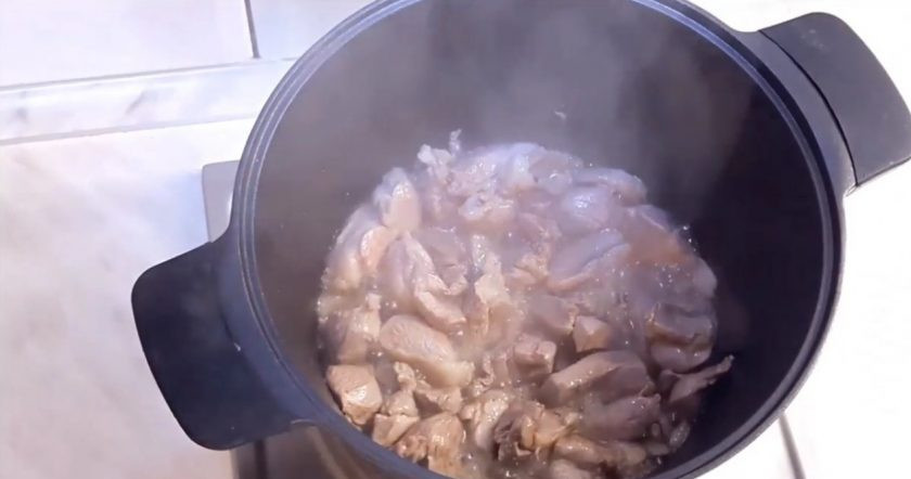 1. Этап. Паштет из печени индюшки: 1. Мясо нарежьте на небольшие кусочки и обжарьте на оливковом масле в течение 15 минут.