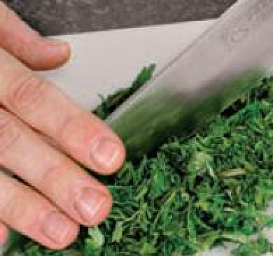 1. Этап. Суп с клецками: Зелень перебрать, вымыть и хорошенько обсушить и мелко нарезать, положить в миску и закрыть пищевой пленкой. Лук почистить, нашинковать небольшими кубиками. Растолочь и добавить черный перец.