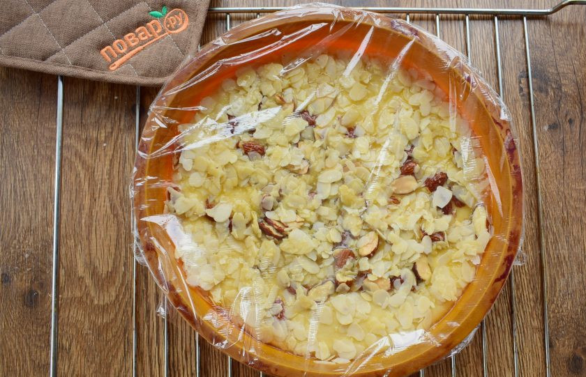 1. Этап. Медовый торт Пчелиный укус: Поместите ее в форму для запекания (d=24 см). Сверху залейте остывшей заливкой. Накройте форму с тестом пищевой пленкой и поставьте в теплое место на 30 минут для подхода. Затем отправьте в разогретую до 180 градусов духовку на 45-50 минут.