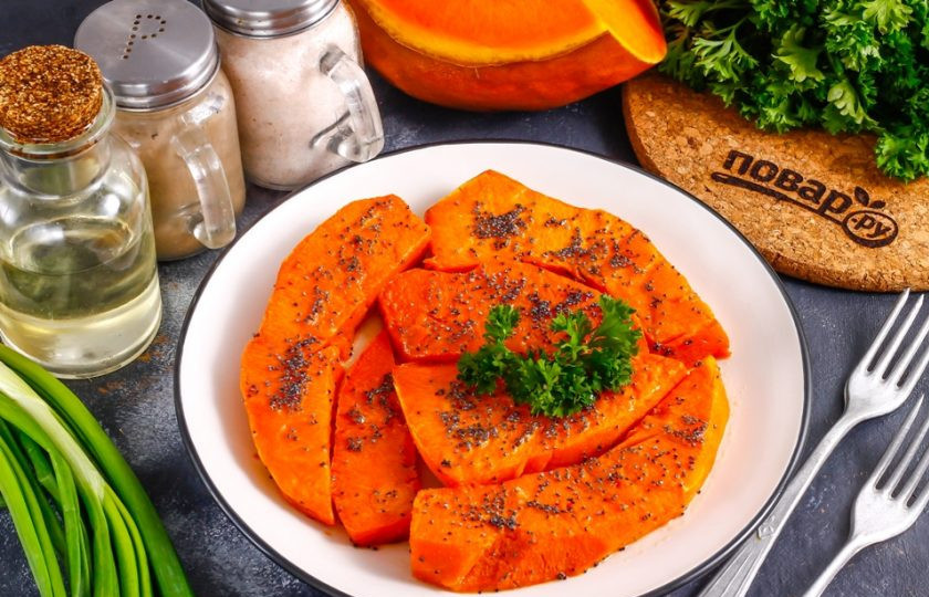 1. Этап. Запеченная тыква в духовке кусочками: Извлеките форму из духовки, выложите запеченную тыкву на тарелки и подайте к столу теплой. Можно дополнить блюдо соусом, сметаной и т.д.