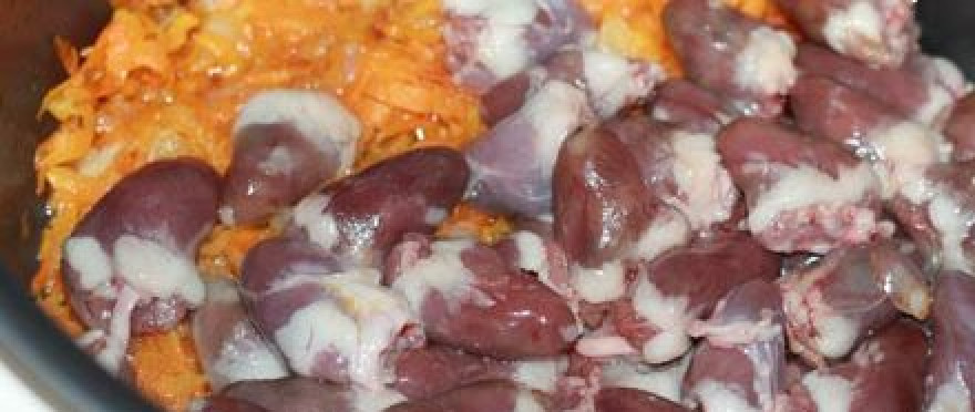 1. Этап. Плов с сердечками в мультиварке: Лук измельчаем, морковь натираем на крупной терке. Куриные сердечки промойте и обрежьте лишние части. В мультиварке выставляем режим 