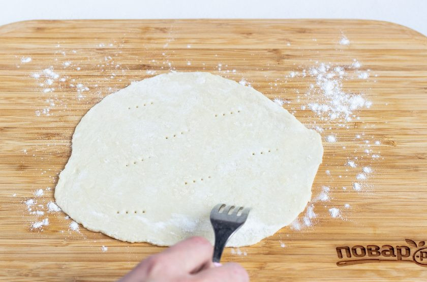 1. Этап. Лепешки без яиц: Сделайте в тесте несколько проколов вилкой и жарьте лепешки с двух сторон на сковороде, смазанной оливковым маслом.