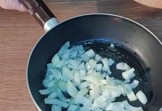 1. Этап. Аппетитная закуска из кабачков и индейки: 5. Лук обжариваем на разогретом растительном масле (2 ст. л.).