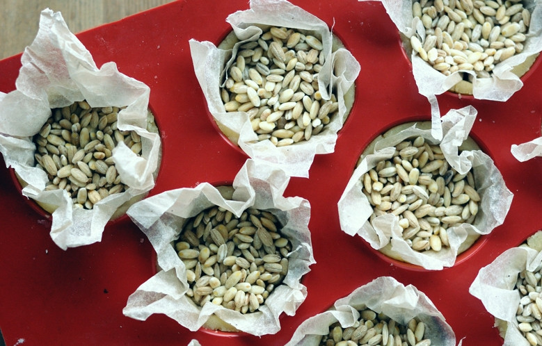 1. Этап. Тарталетки с морковью сладкие: Застелите пергаментом или фольгой и присыпьте грузом - бобовыми, например. Как минимум 30 минут охлаждайте в холодильнике, чтобы тесто привыкло к форме. Затем, разогрев духовку до 190-200 градусов, выпекайте тарталетки минут 5-10 с грузом (до полуготовности). Потом груз удалите и допеките тарталетки еще минут 5 - до золотистого цвета.