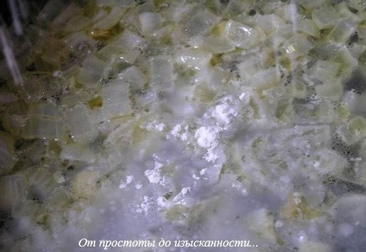 1. Этап. Курица в соусе из зеленого горошка: Присолите, всыпьте муку.