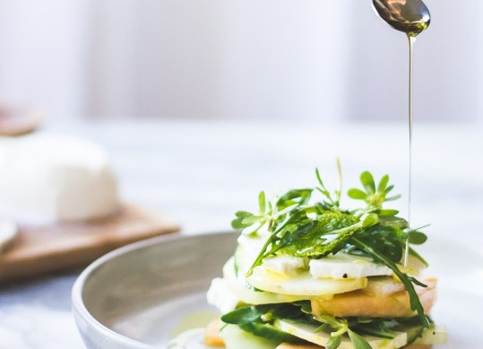 1. Этап. Капрезе с дыней и огурцом: 6. Повторите несколько раз, чередуя с зеленью. Перед подачей можно еще сбрызнуть маслом.