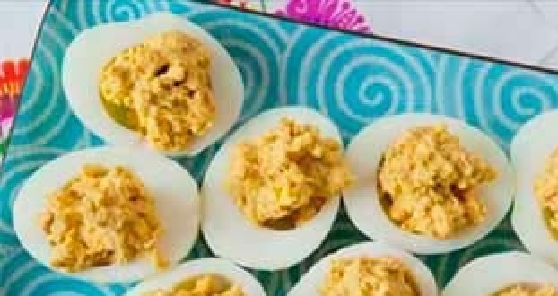 1. Этап. Яйца по-немецки: 6. Получившейся массой фаршируем половинки яичных белков.