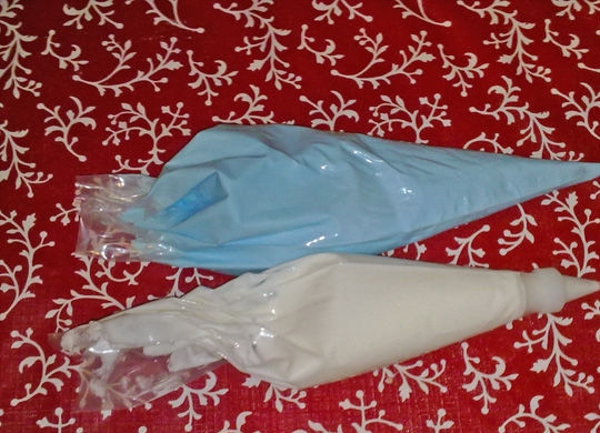 1. Этап. Имбирное печенье на Рождество: Поместите глазурь в специальный пекарский пакет с насадкой, чтобы сделать узоры на выпечке.