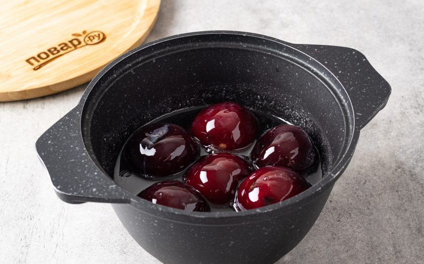 1. Этап. Варенье из красной сливы с косточками: Сливы помойте, обсушите и наколите вилкой в нескольких местах. Снимите с плиты сахарный сироп, добавьте в него сливы и оставьте на 12 часов.