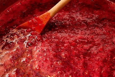 1. Этап. Брага для самогона из варенья: Добавляем в кастрюлю с водой и сахаром варенье, размешиваем.