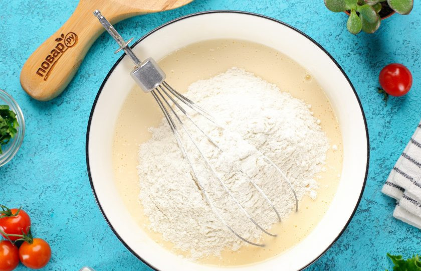1. Этап. Заливное тесто на майонезе и кефире: Частями добавьте муку. Муки может уйти чуть меньше или больше, чем указано в рецепте.