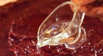 1. Этап. Соус Ткемали из крыжовника на зиму: Варите 10 минут на небольшом огне. Затем влейте уксус и всё перемешайте.