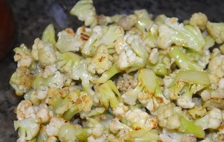 Открытый мясной пирог с картофельным тестом 1. Этап. Открытый мясной пирог с картофельным тестом: Разогреваем сковороду с 1-2 ложками растительного масла, обжариваем капусту примерно 5 минут. Затем добавляем пару ложек воды и пропариваем капусту под крышкой еще минут 5.