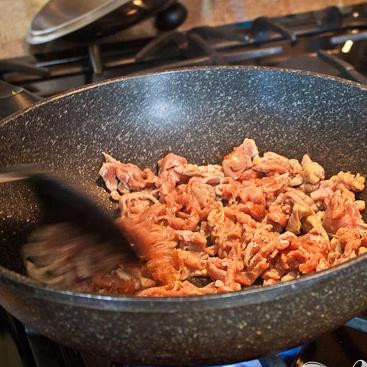 1. Этап. Нянь-Гао: Замариновать свинину в смеси соевого соуса, рисового вина, кукурузного крахмала и щепотки сахара. Выложить мясо на разогретую смазанную растительным маслом сковороду.