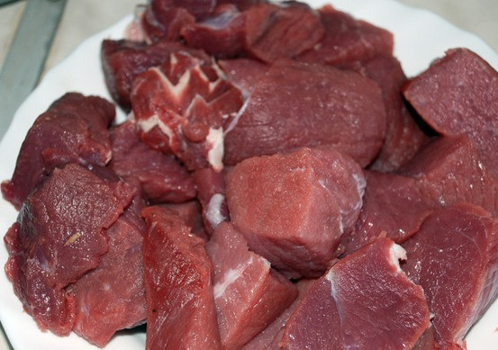 1. Этап. Жаркое по-домашнему из говядины: Для начала очищаем говядину от пленочек, промываем мясо под проточной водой и нарезаем его на небольшие кусочки.