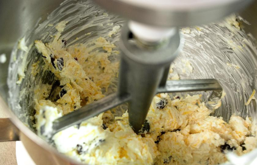 1. Этап. Сырный шарик: 1. Мелко натереть сыр Чеддер и Пармезан. Мелко нарезать лук. Смешать все ингредиенты, кроме орехов пекан, в большой миске. Взбить электрическим миксером на средней скорости до получения однородной консистенции.