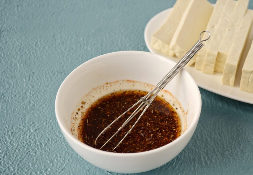 1. Этап. Тофу на гриле: Смешайте остальные ингредиенты в отдельной миске.