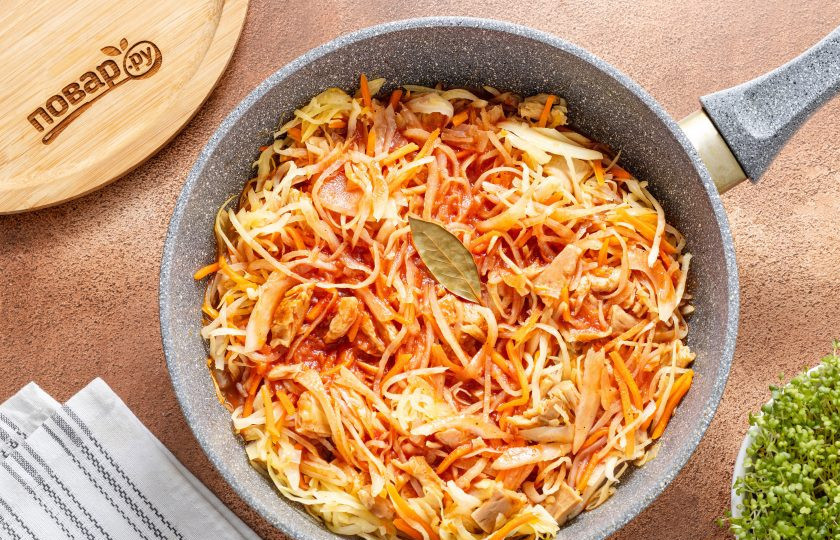 1. Этап. Тушеная капуста с соевым мясом: Отдельно разведите в воде томатную пасту, добавьте туда соль и черный молотый перец. Влейте получившуюся смесь в сковороду.  Добавьте лавровый лист. Тушите капусту около 20 минут на небольшом огне под крышкой. Затем снимите с плиты и дайте настояться еще минут 10.