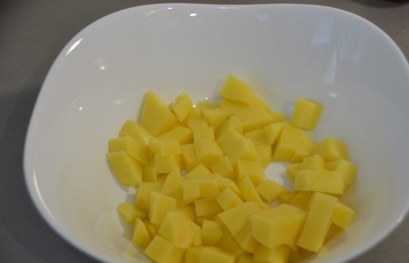 1. Этап. Овощное рагу в пакете для запекания: Картофель нарежьте кубиком.