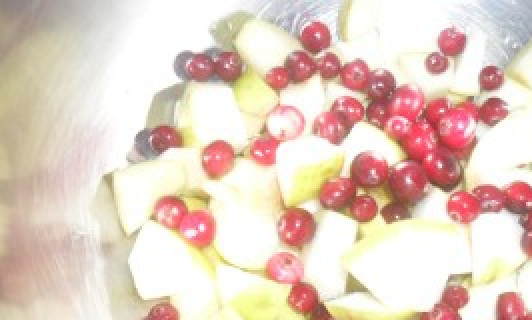 1. Этап. Шарлотка с клюквой и яблоками: Яблоки порежьте, смешайте с клюквой.