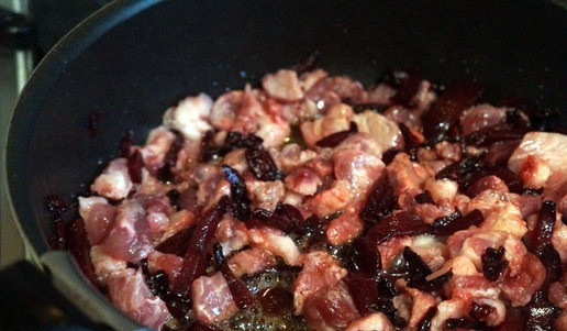 1. Этап. Свинина, тушеная со свеклой: Отправить к свекле мясо, перемешать, жарить еще 5 минут.