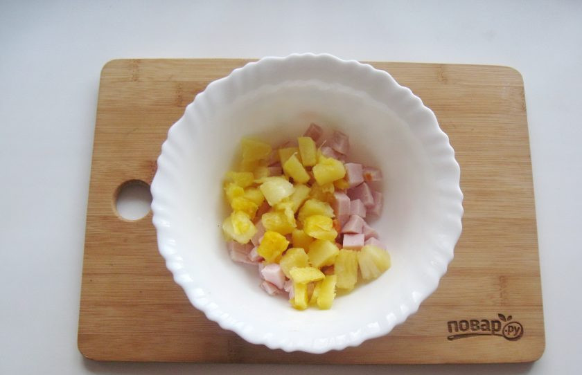 1. Этап. Салат с ананасом на Новый год: Ананас нарежьте кубиками и добавьте в салат.