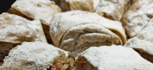 1. Этап. Яблочный штрудель в лаваше: Разрежьте на кусочки и посыпьте сверху сахарной пудрой. Приятного аппетита!