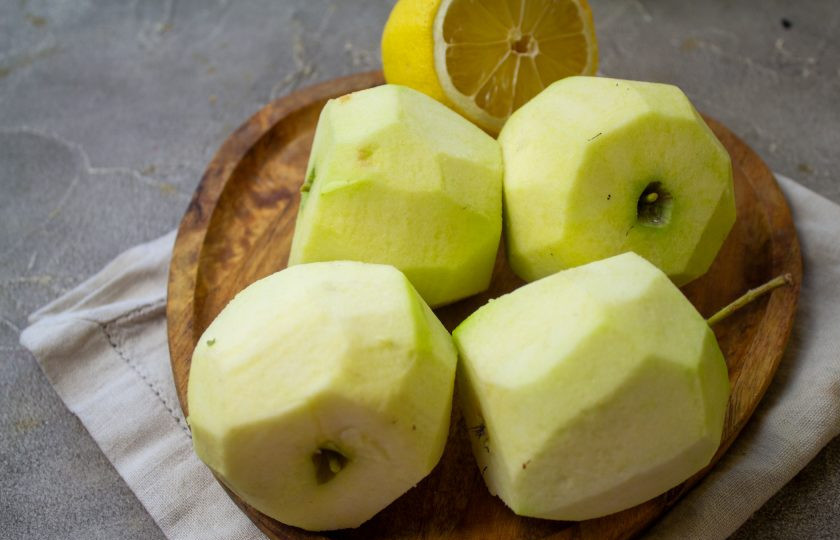 1. Этап. Насыпной яблочный пирог: Яблоки очистите от кожуры.