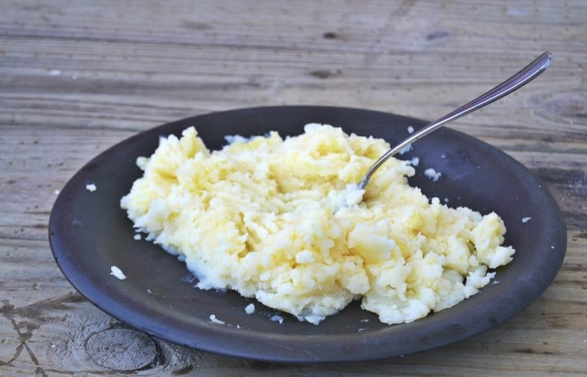 1. Этап. Лепешки с грибами и картошкой: 7. Отварной картофель разомните вилкой в пюре.