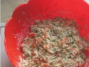 1. Этап. Рулет из лаваша с курицей: Засыпаем в миску курицу, насыпаем укроп, добавляем перец. Заправляем майонезом, соль добавляем по вкусу.